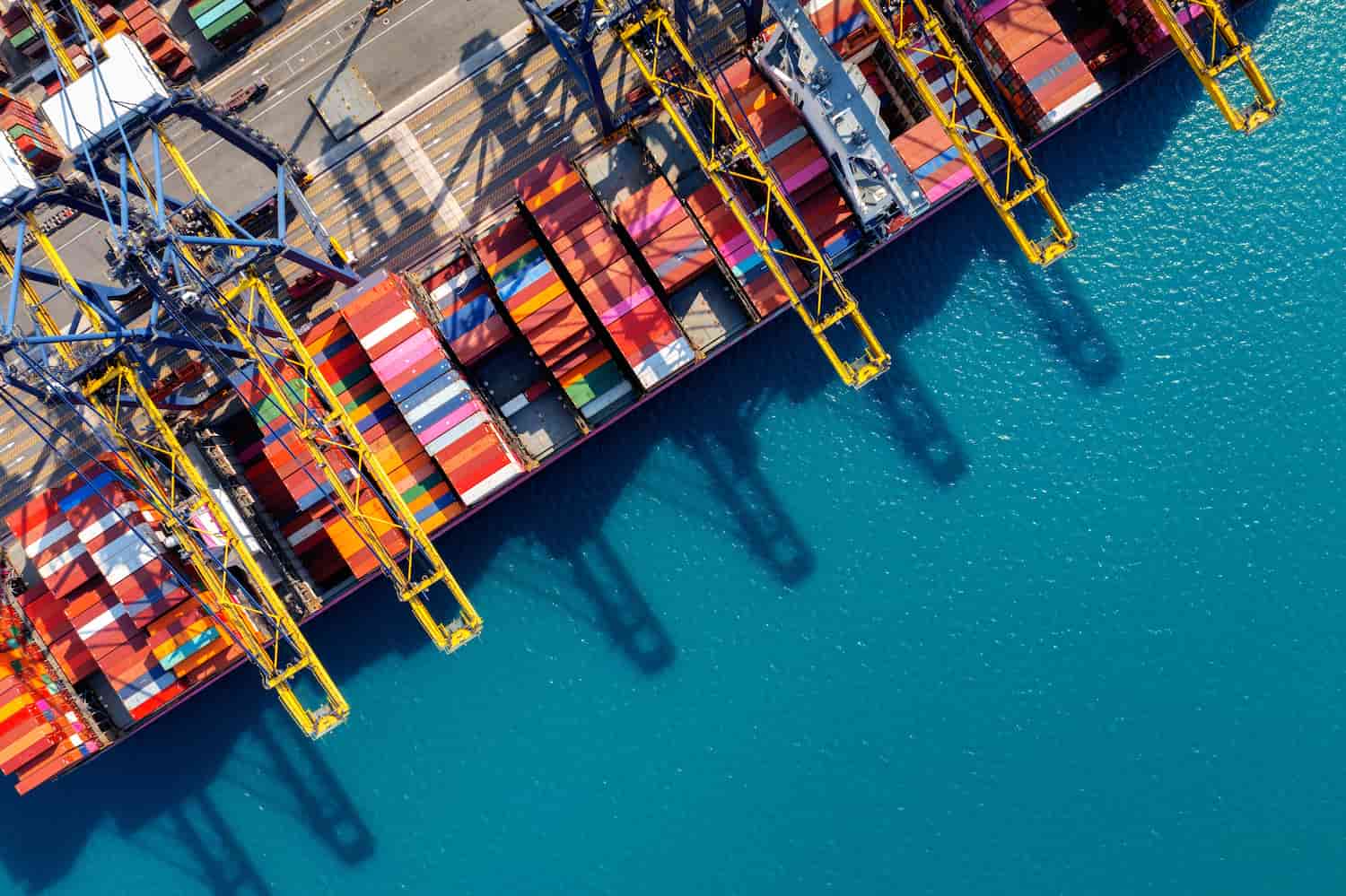 Vista aérea de navio cargueiro — operações globais